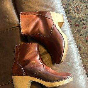 Women's 1937 footwear Brown Leather Clog Boots - Stylish Zip-Back Ankle Heels